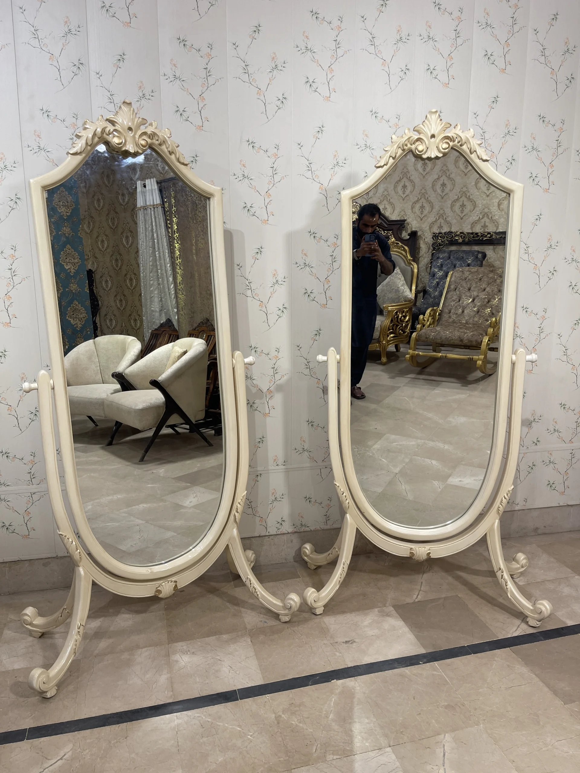 standing-frame-cream-carved-mirror-set