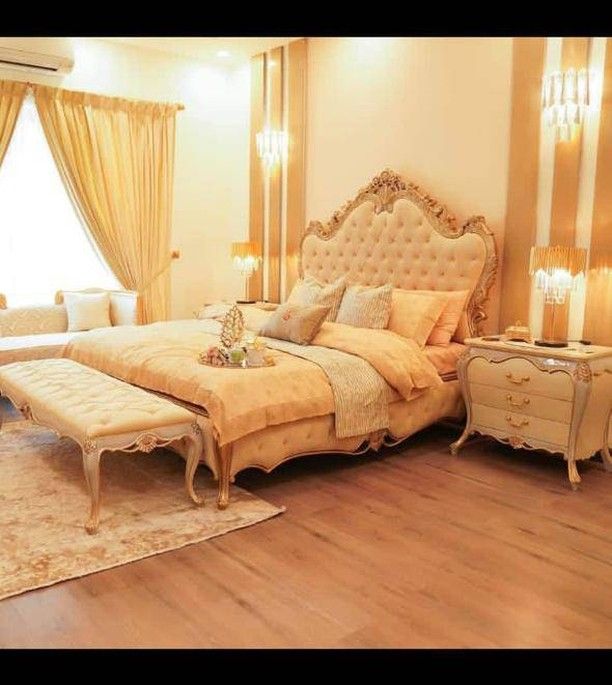 Royal Gold Classic Bedroom Set with Bench
